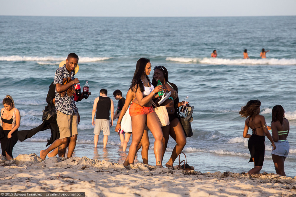 Бич бич правильно. Американские пляжи с людьми. Курорты Анголы пляжные. Майами Бич пляж люди.