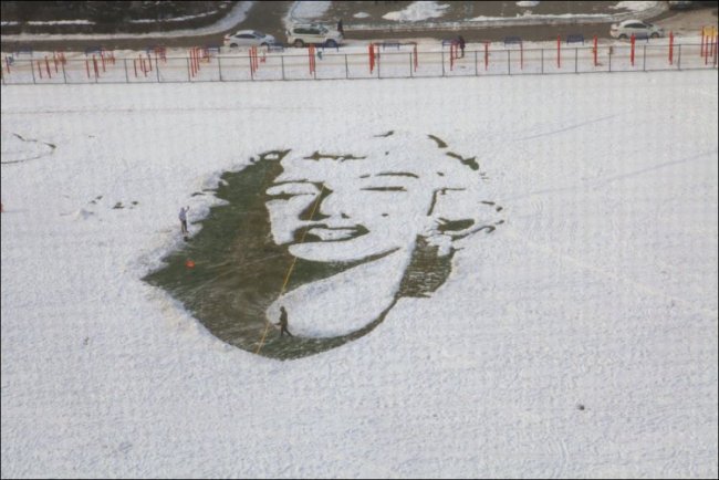 Портрет Мэрилин Монро из снега