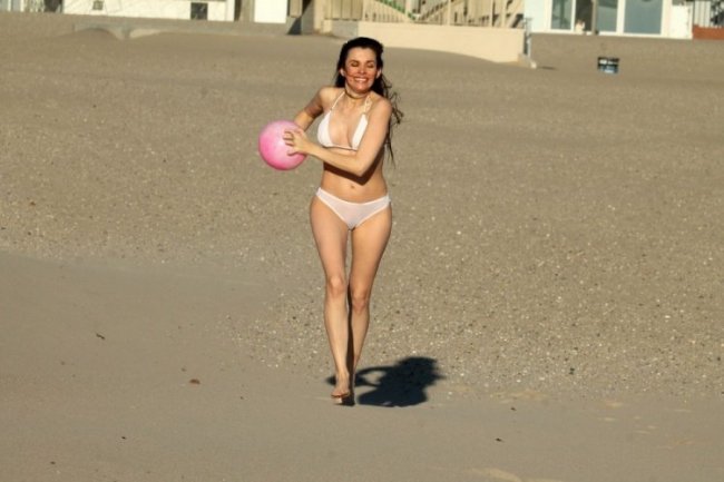 Алисия Арден на пляже