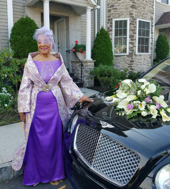 86-летняя бабушка вышла замуж в шикарном платье собственного дизайна