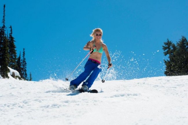 Летом на лыжах можно и в бикини кататься