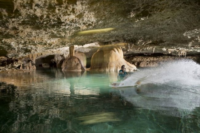 Впечатляющий вейкбординг в подземных пещерах