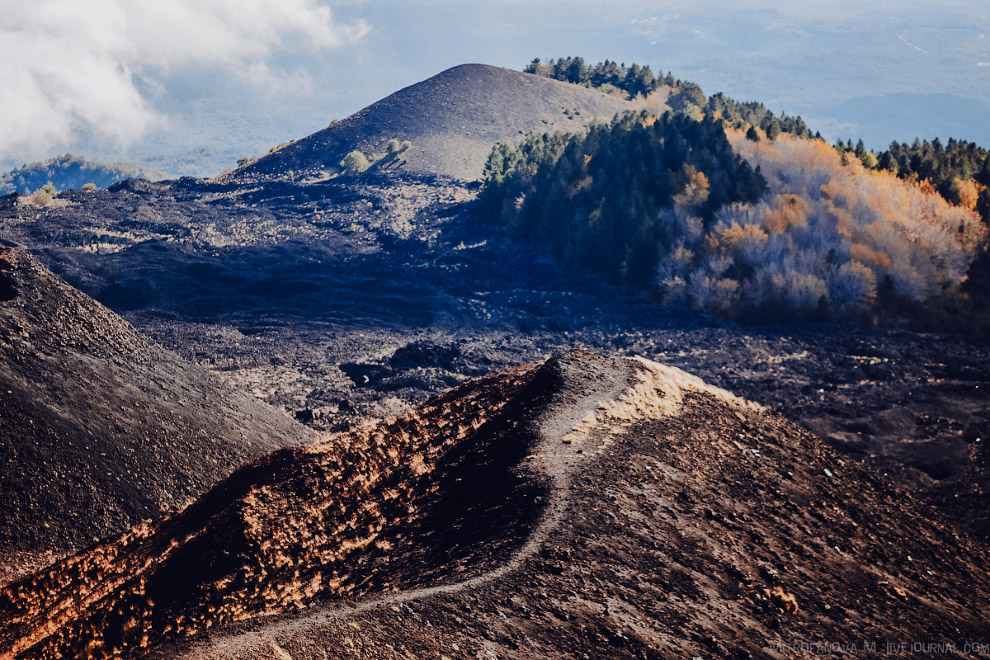 Наивысший действующий вулкан европы. Вулканы Европы. Действующие вулканы Европы. Канатная дорога на вулкан Этна.