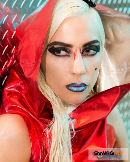 Леди Гага устроила фотосессию в комбинезоне из красной подарочной бумаги