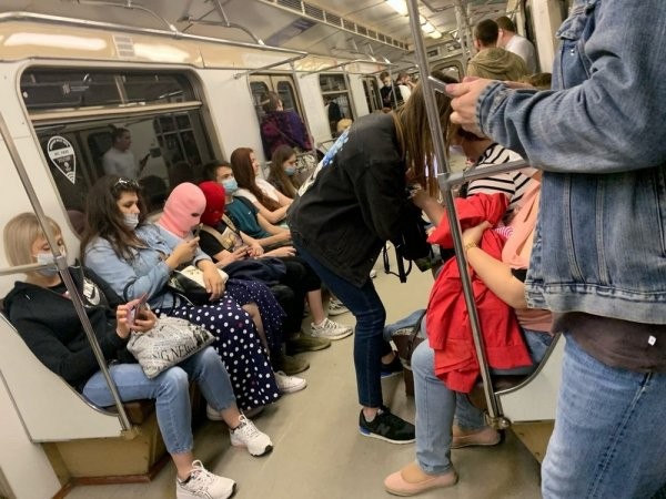 Модники и чудаки в метро (20 фото)