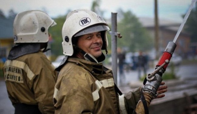 Пожарные в Боровском районе избили погорельца касками за то, что тот устроил пожар