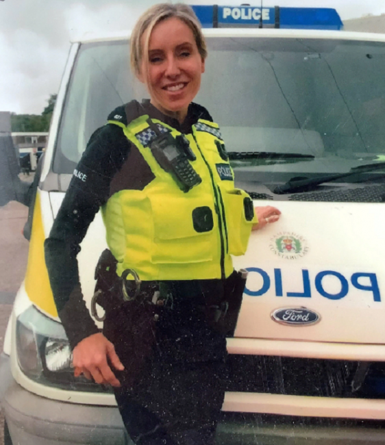 Женщина-полицейский из Англии стала стриптизершей после 30 лет работы в органах